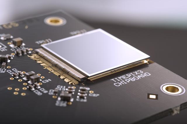 The Timepix3 chip is a multipurpose hybrid pixel detector developed within the Medipix3 Collaborations, having applications within medical imaging, education, space dosimetry and material analysis. (Image: CERN)